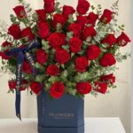 جعبه گل رز قرمز