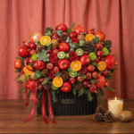 سبد گل و میوه با گل های قرمز