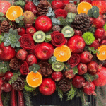 سبد گل و میوه با رز قرمز